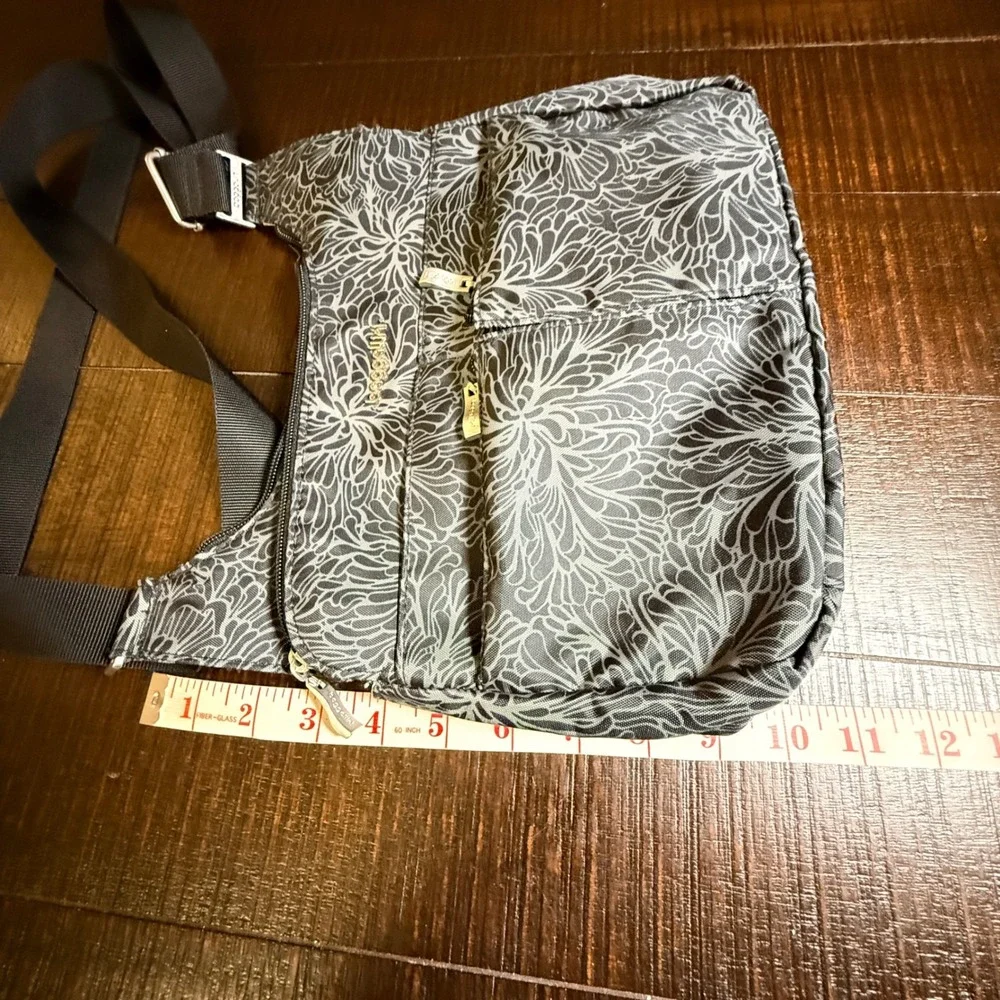 Baggallini‎ Everywhere Crossbody Bag Black Floral Nylon Travel Purse RFID Pouch